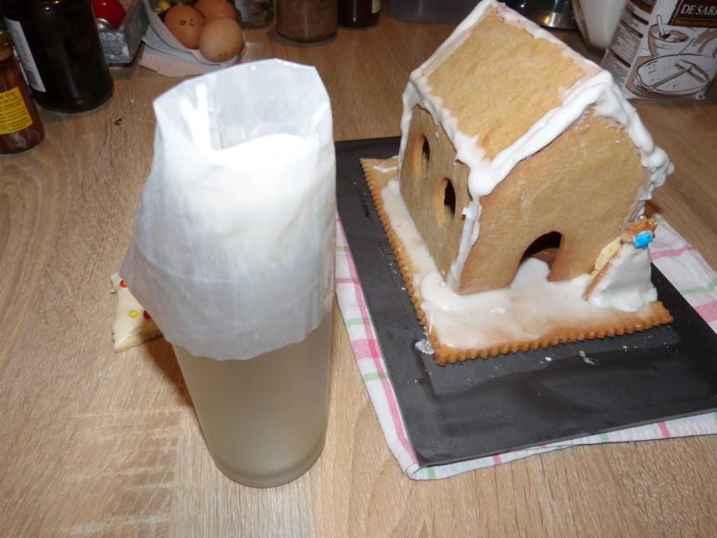 fabrication d'une maison de Noël en biscuit sablé