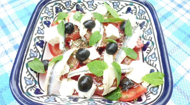 Petite salade fraiche tomate-feta-anchois