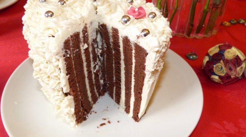 Gâteau roulé vertical au chocolat et mascarpone vanille